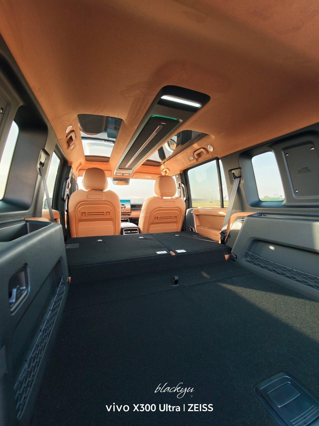 一天的工作结束，iCAR V27这个驼色车身和高颜值，配合vivo X300 U