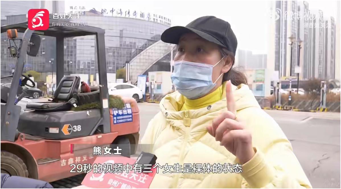 一个老阿姨在女澡堂里偷拍别人裸照，还准备发出去，这得是多变态的心理？更让人无语的