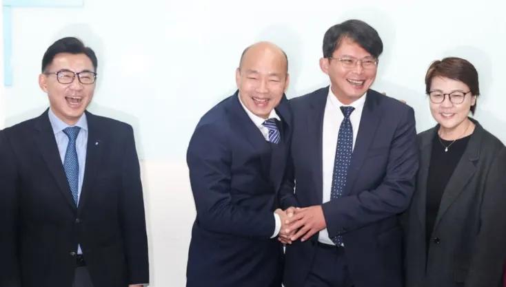 【敌人的敌人就是朋友，韩国瑜主动拥抱黄国昌“相笑泯恩仇”】
近日，国民党正副民意