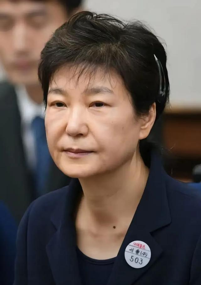 万万没想到，尹锡悦内乱罪一审宣判之际，出狱三年的朴槿惠竟然也惹上了官司！究竟是巧
