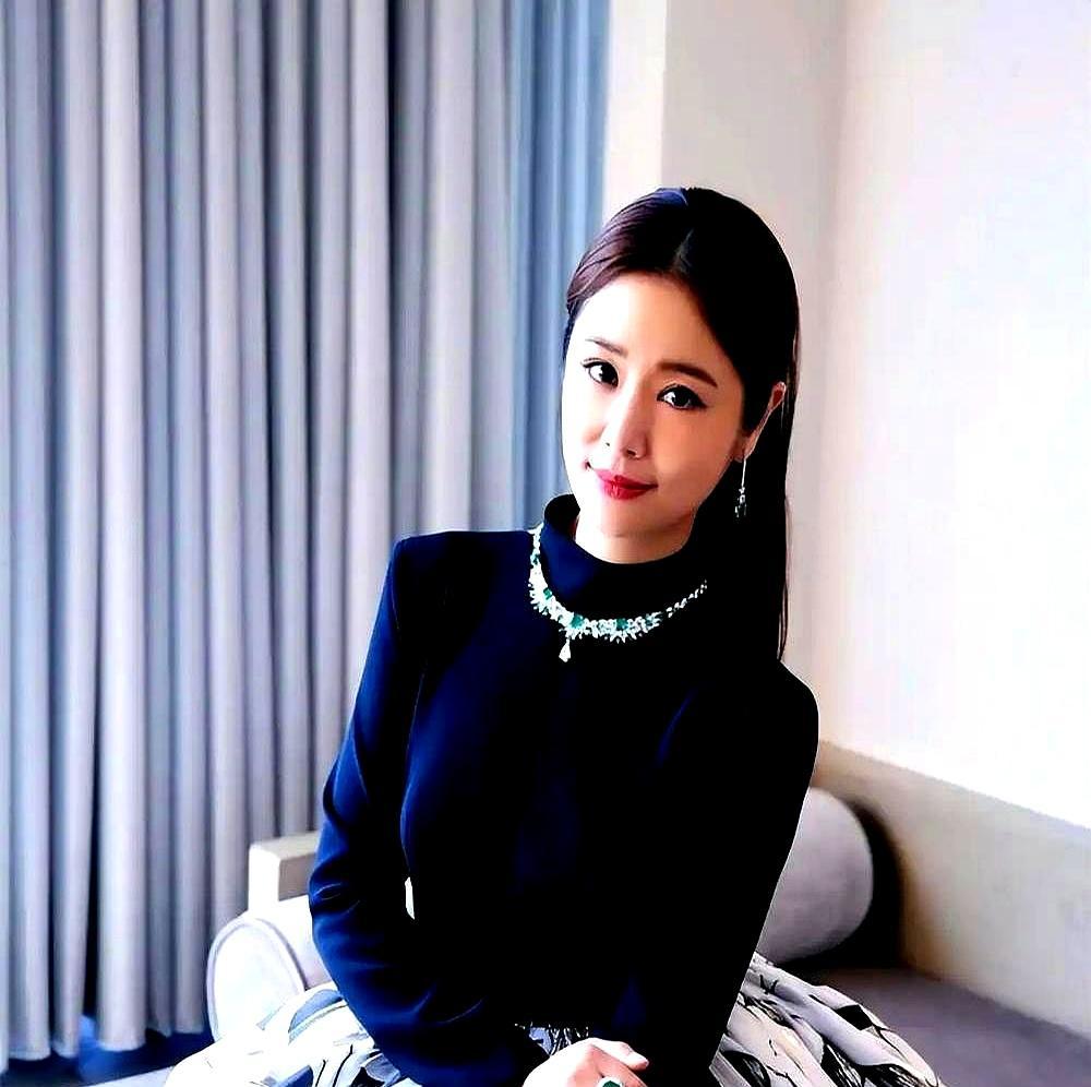 最残酷的阶层壁垒，是父母敢不让孩子拼成绩。
 
林心如九岁女儿身高逼近妈妈肩膀。