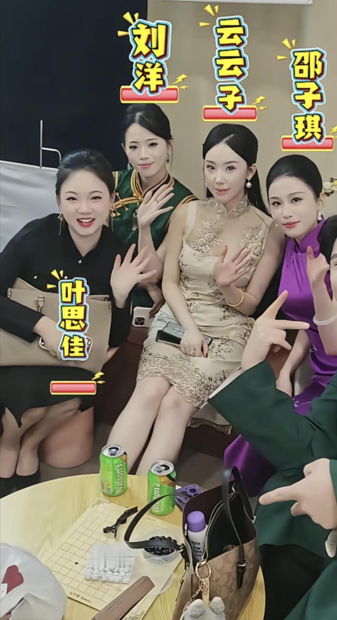 不止卡戴三，葫芦社有四美！
熟悉葫芦相声社的朋友，大多都知晓三姐云云子。
三姐云