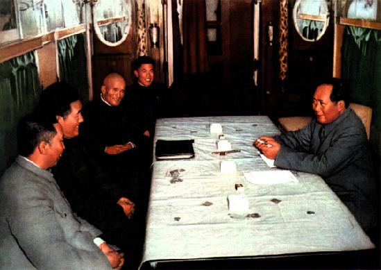 随着红色文化对年轻人的吸引力提升，
越来越多家长带着孩子、学校组织学生来到韶山，