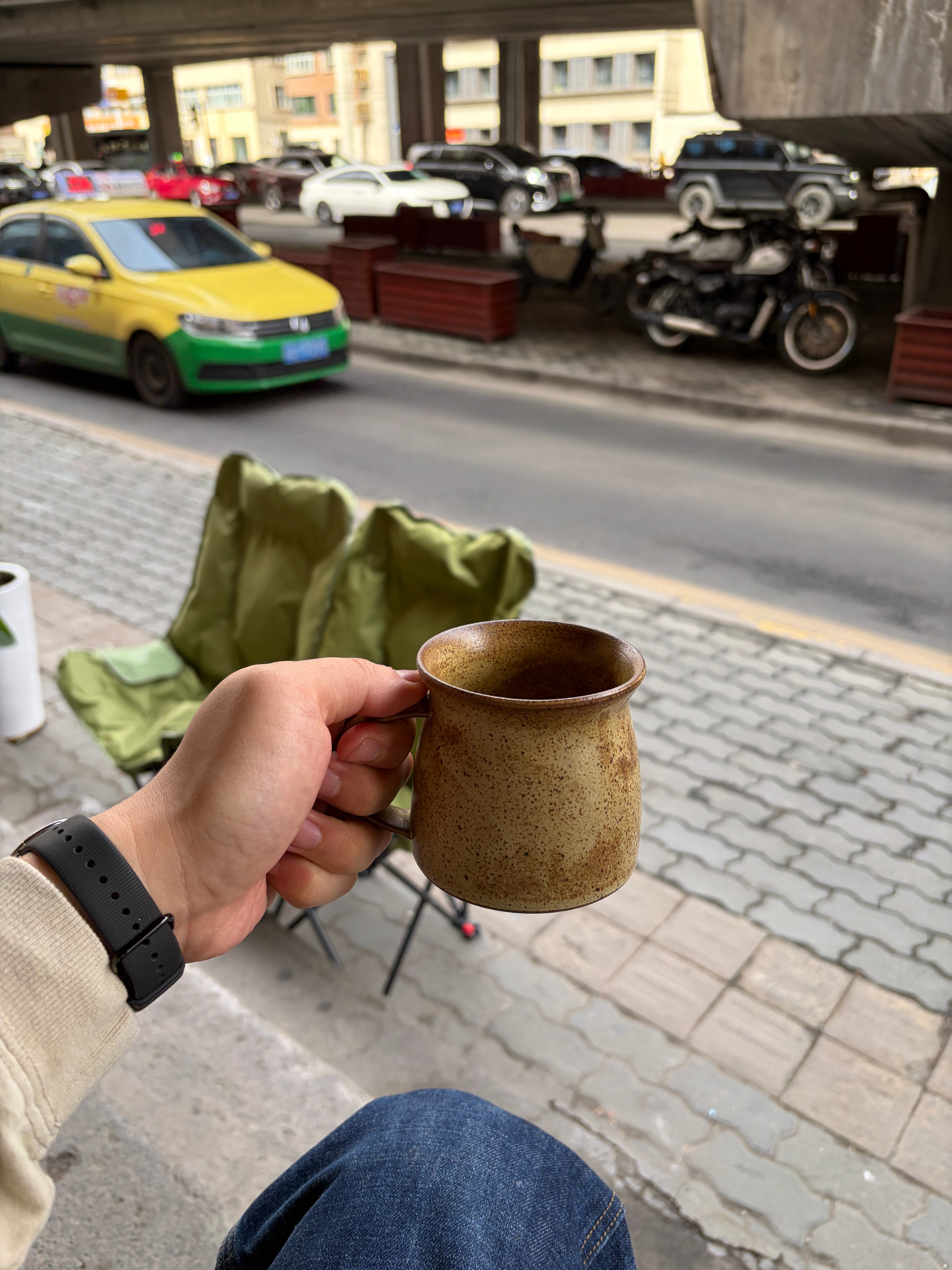 新疆地震人在乌鲁木齐没感觉到任何震感悠悠闲闲喝着咖啡 