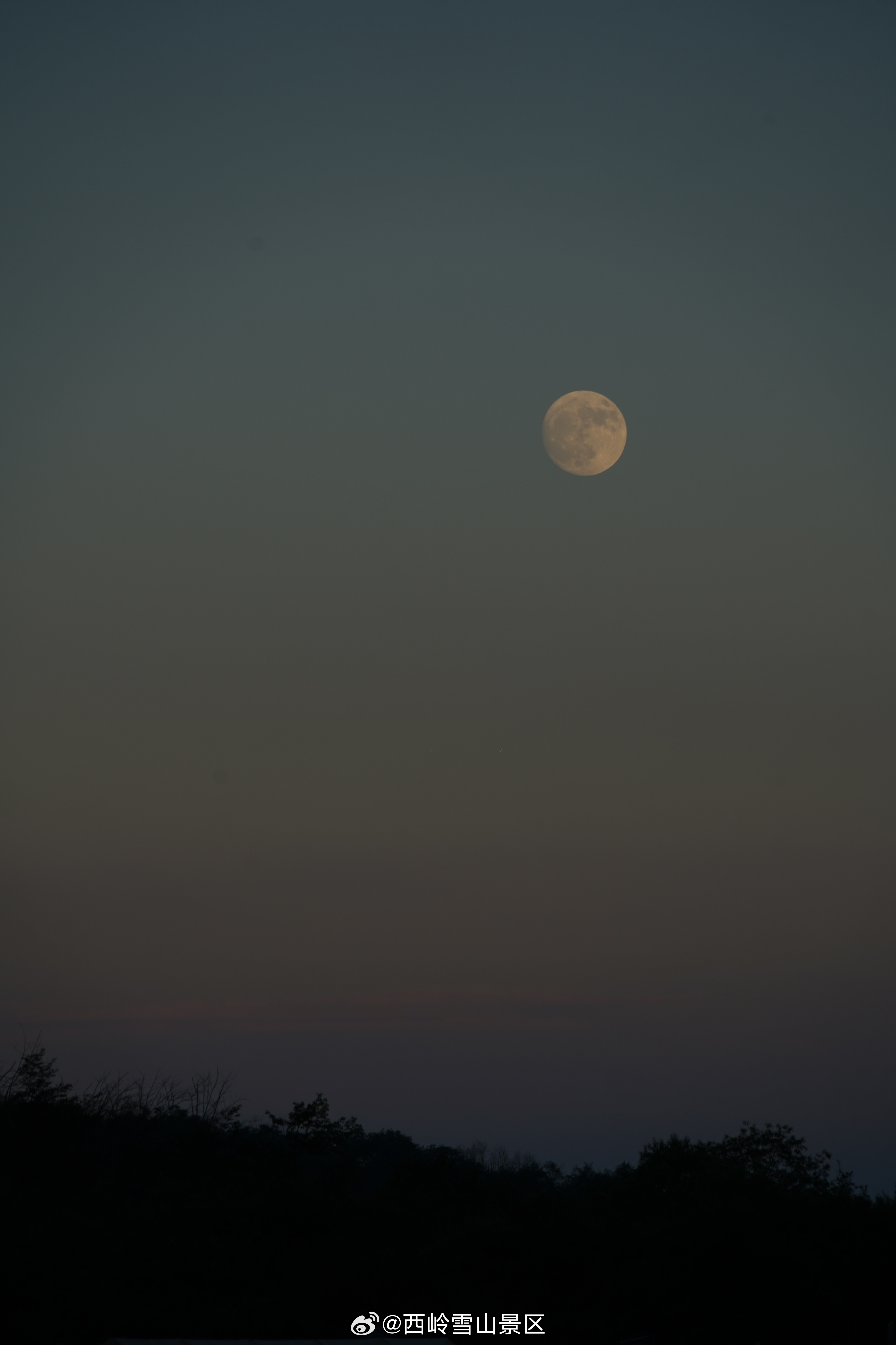 今晚！西岭雪山「超级月亮」震撼登场！】🌕2025年度最大「超级月亮」今晚亮相！