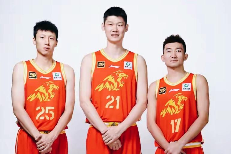 胡金秋上半场仅1次出手，广厦输球其实早有伏笔。 
-
-
CBA1/4决赛G1，
