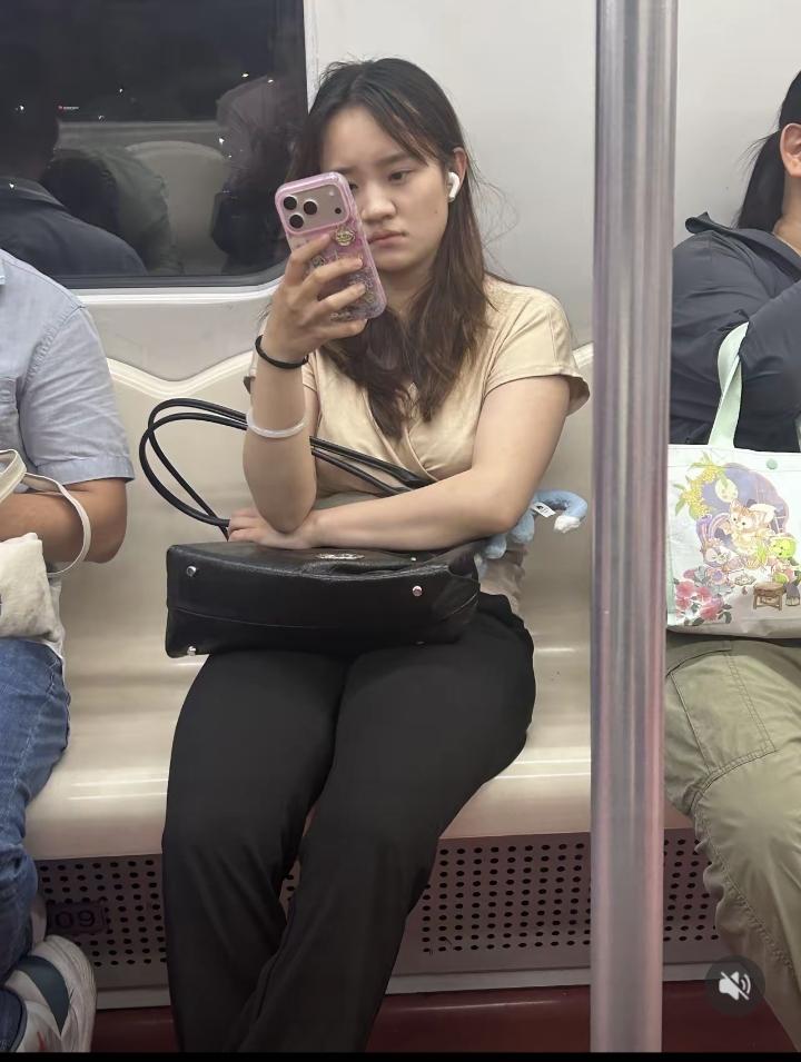 突然发现很多上班的小姐姐喜欢坐地铁！她们原本是一群非常年轻，充满朝气的女孩！但是