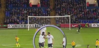 【英格兰内讧!前曼联天才掌掴曼联飞翼(图)】北京时间10月17日英格兰顺利进军世