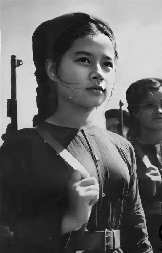 1979年，我军一位战士被两名越南女士兵掠走，还没等战士反应过来，越南女兵已经凑
