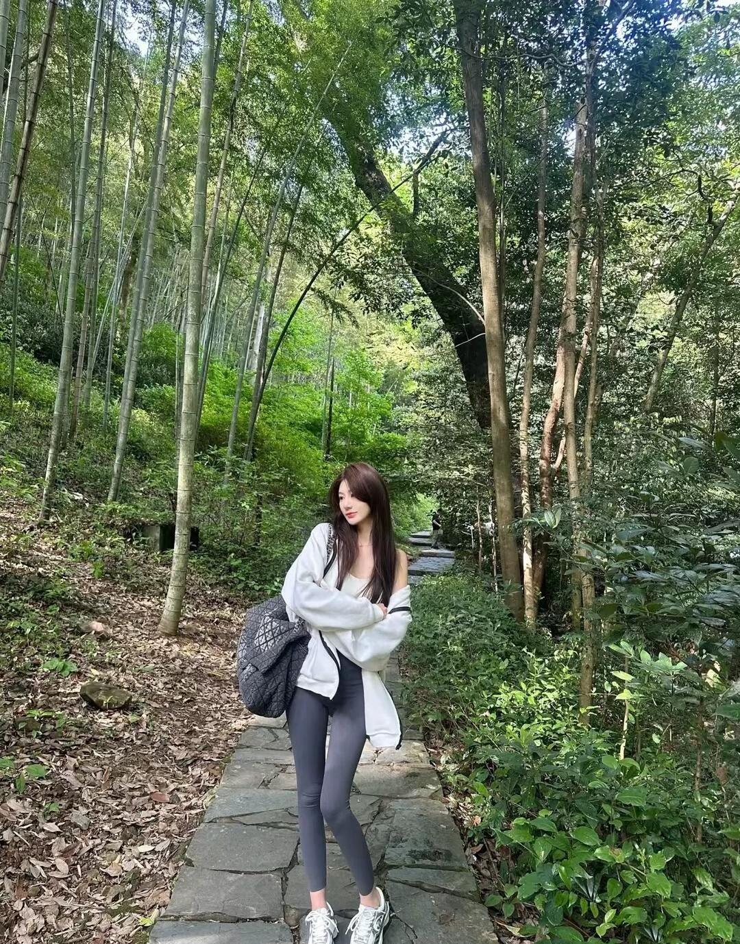 森林小径漫步，清新自然，享受美好时光。