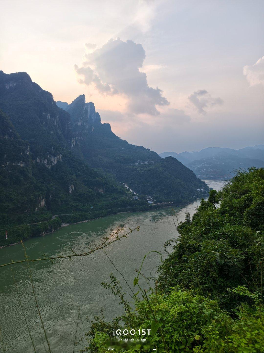 iQOO15T此生必驾348穿行G348三峡公路，峡谷、长江、吊桥尽数收入镜头全