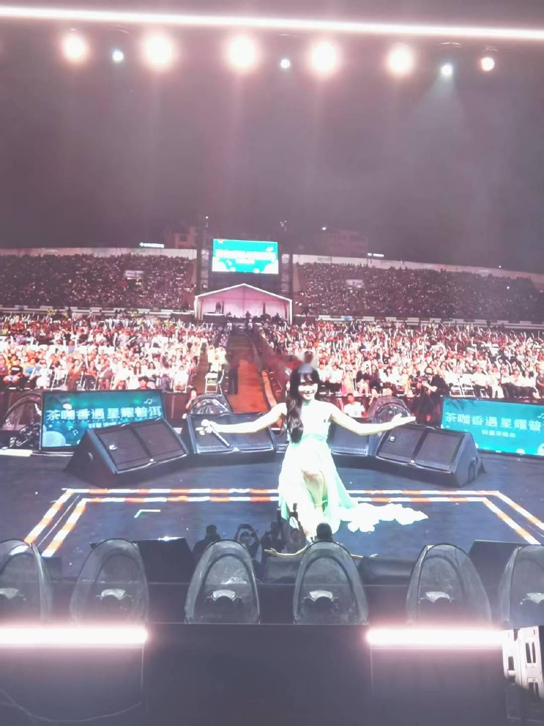 这演唱会啊还以为歌手竞演现场呢 坐在普洱五一演唱会的现场，听着杜德伟、叶世荣等歌