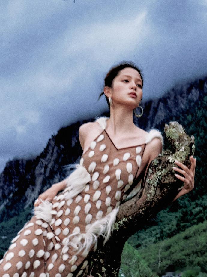 欧阳娜娜黑皮小鹿欧阳娜娜黑皮鹿塑这组 VOGUE 全新造型让人眼前一亮，打破往日