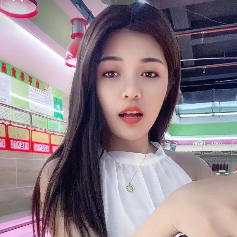 精致妆容+白衬衫，自信的笑容，元气满满的一天！