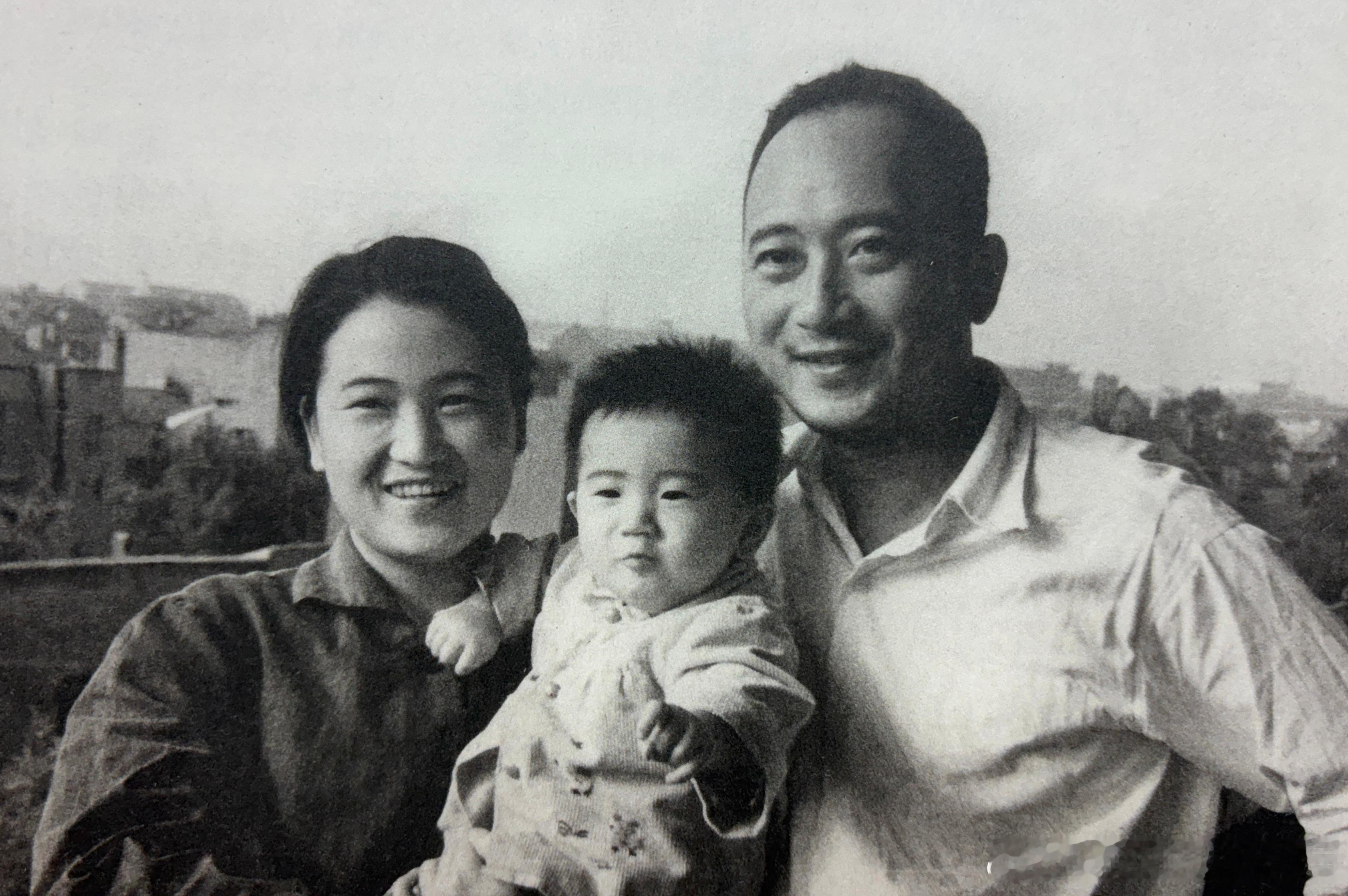 1965年孙道临一家在武康大楼家中阳台上历史影像王文娟