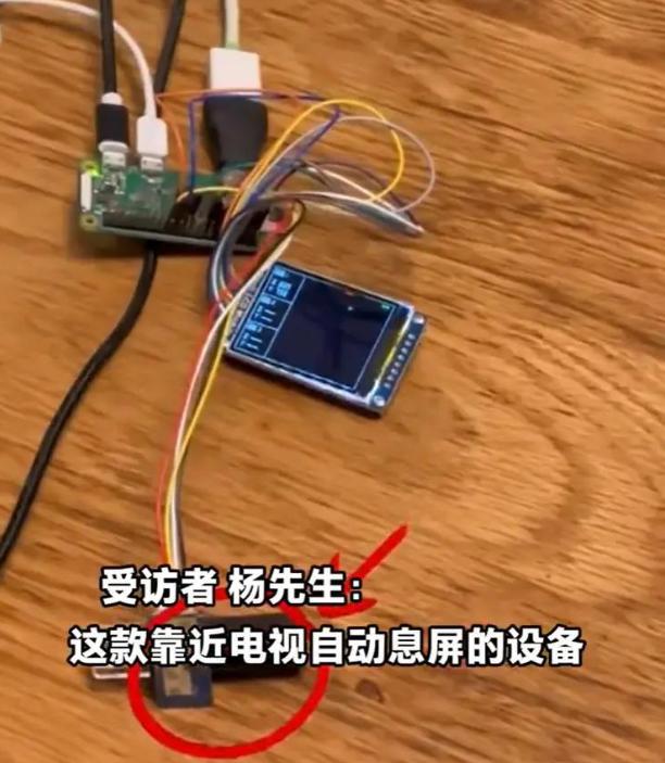 "人怎么可以这么聪明！" 北京一位爸爸最近被全网夸上了天。女儿看电视离得近，怕影