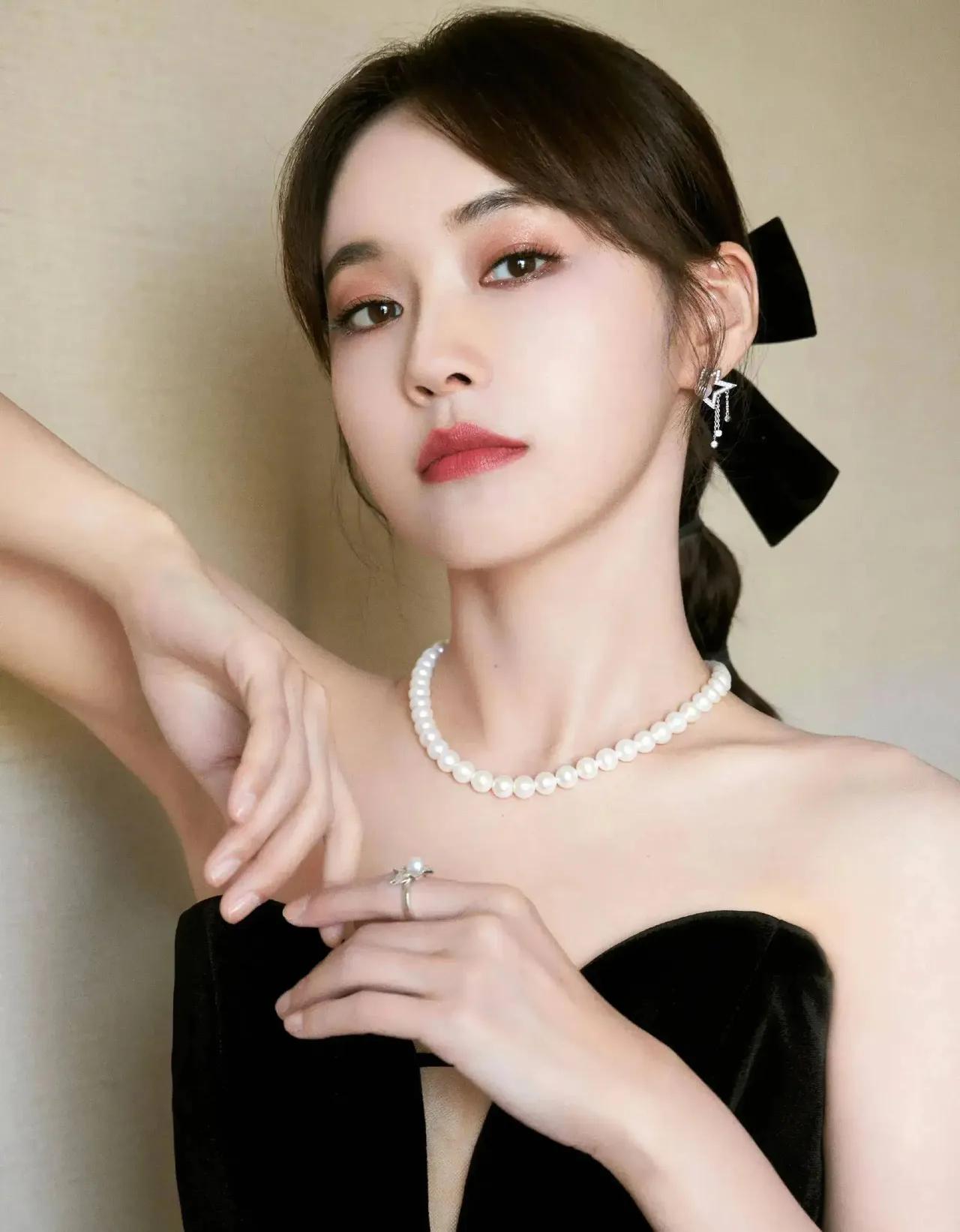 张佳宁估计很难大火了，
原因很简单，
不是她演技不好，也不是没有资源，而是她演的