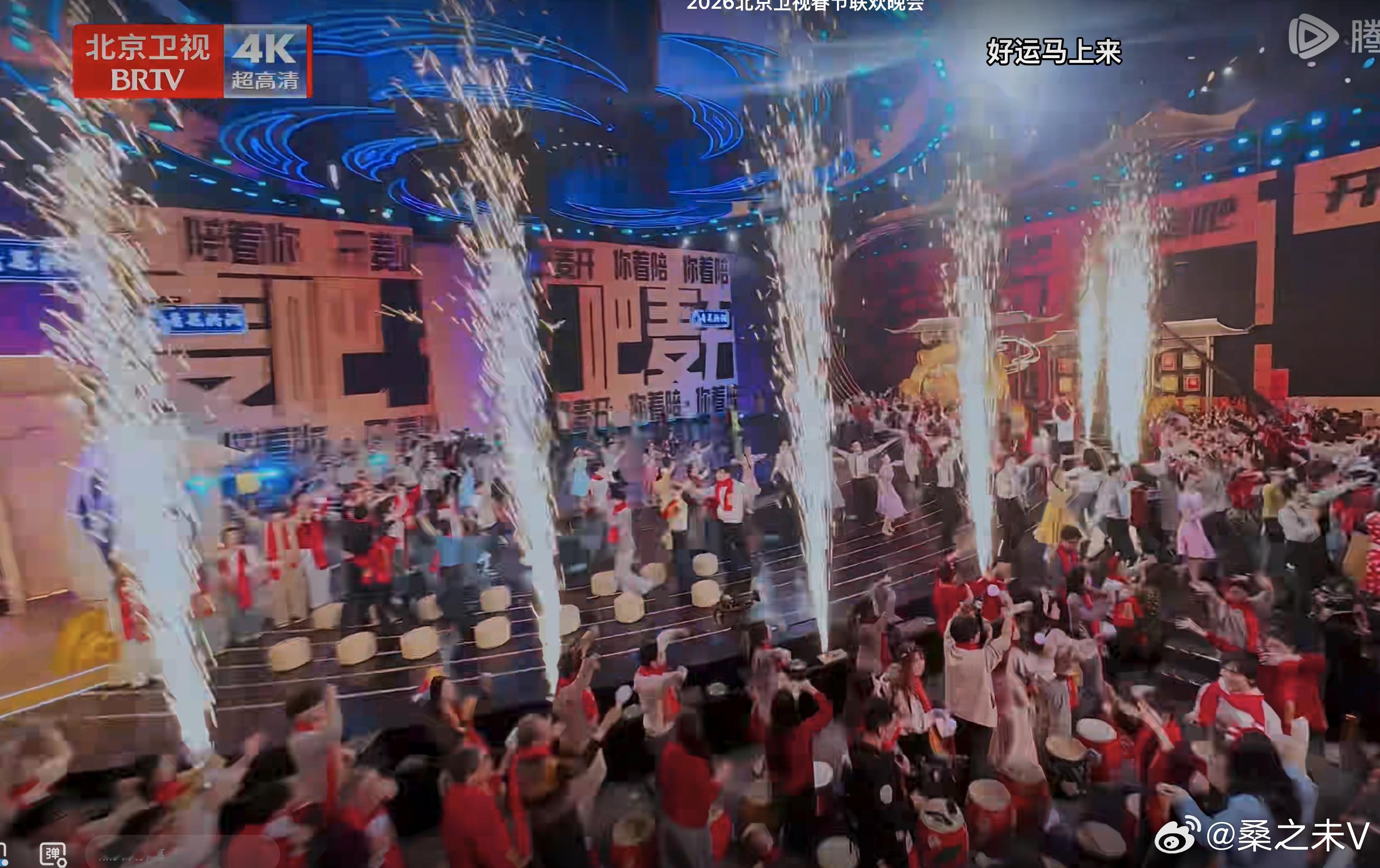 北京台春晚的演职人员对广告产品进行了前所未有的卖力推介，而央视春晚的舞台上，各大