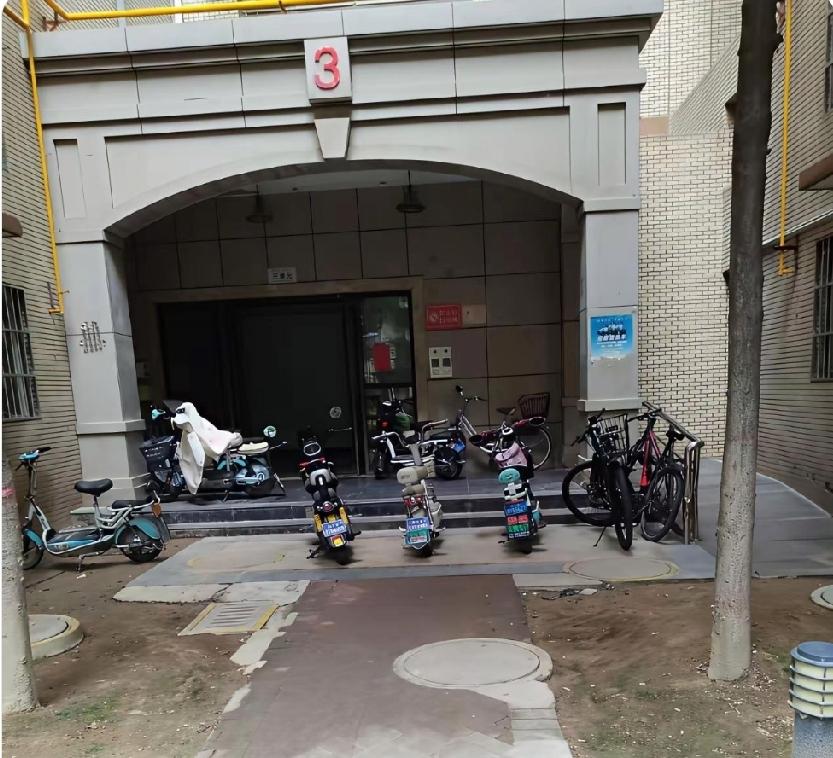 业主群吵翻！物业收费积极遇事装消失，换物业呼声四起。
       小区业主群爆