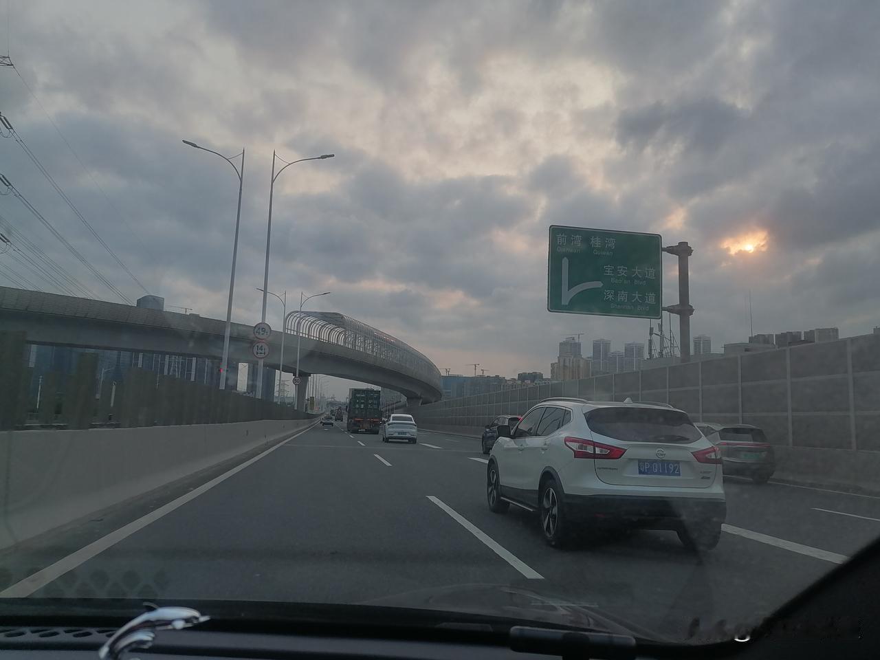 一路西行，那是什么大厦？有点模糊，上面象是比亚迪云轨？
