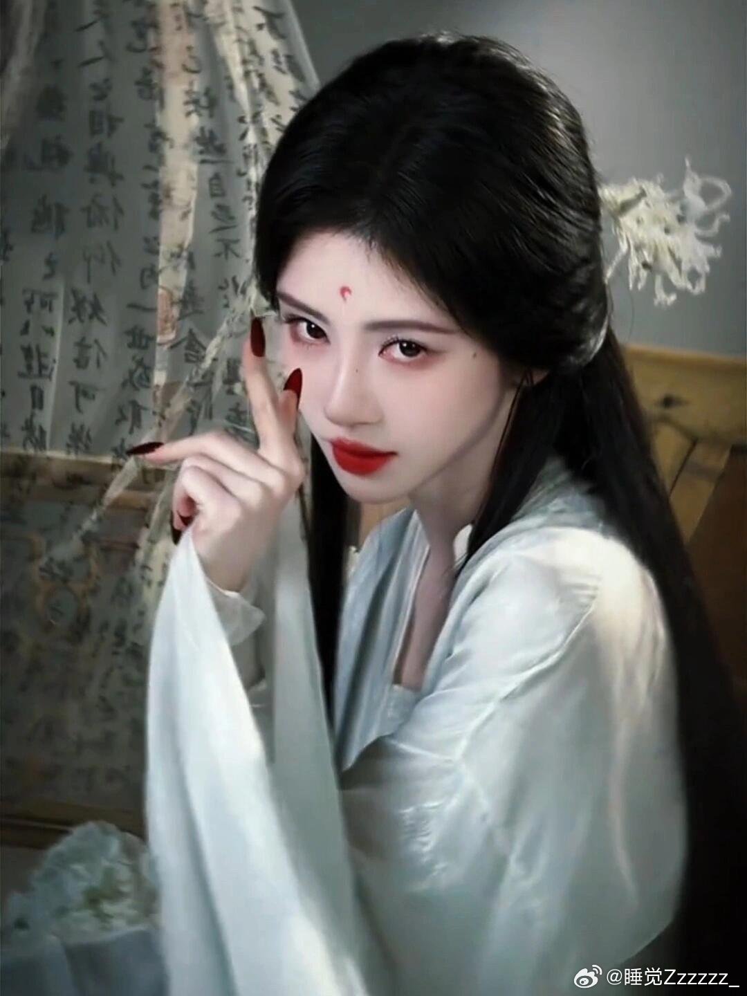 鞠婧祎恶女赛道最严厉的母亲鞠婧祎恶女赛道最严厉的母亲，把强势与锐利演得特别到位，