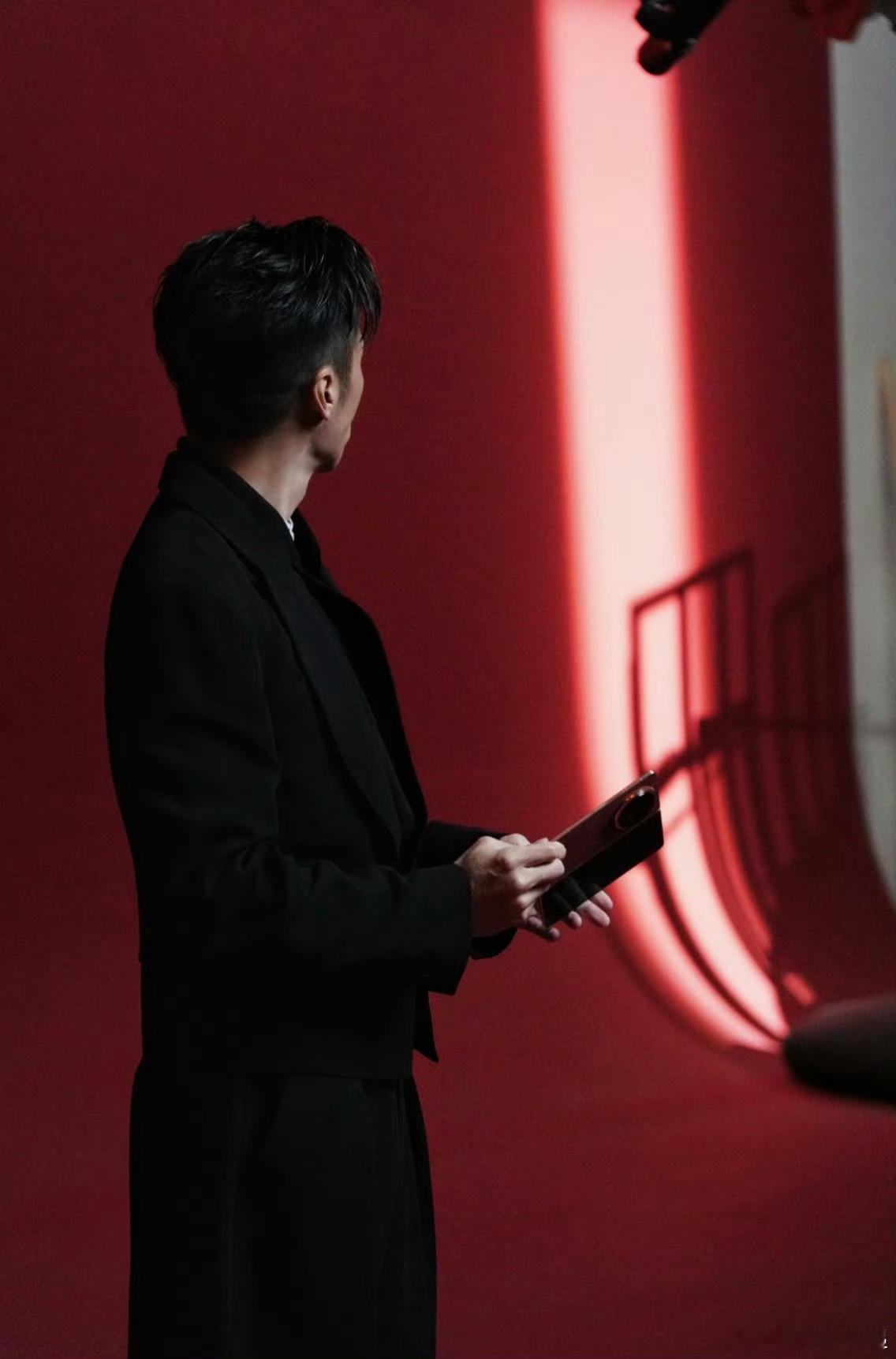 谢霆锋这曝光的是荣耀Magic V6? 