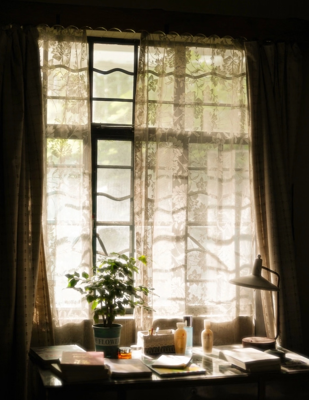 很多事情别想得那么糟糕，毕竟总有阳光温暖我们的骨头。/加缪《反驳》 ​​​