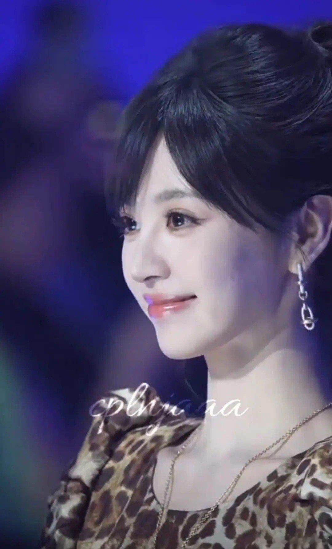 田曦薇 豹纹小猫来看看今晚田曦薇的内场造型，完全是美而萌之吧！