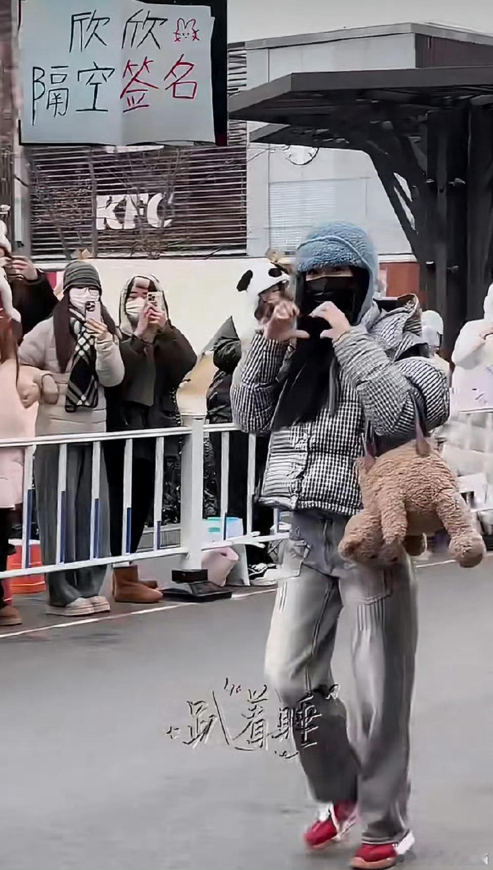 虞书欣隔空给粉丝签名虞书欣给粉丝隔空签名不愧是内娱宠粉天花板，连隔空签名都这么有