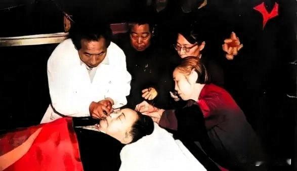 1981年，九十岁高龄的宋庆龄在北京安详病逝。留下的遗容照片中，她静静躺在床上，