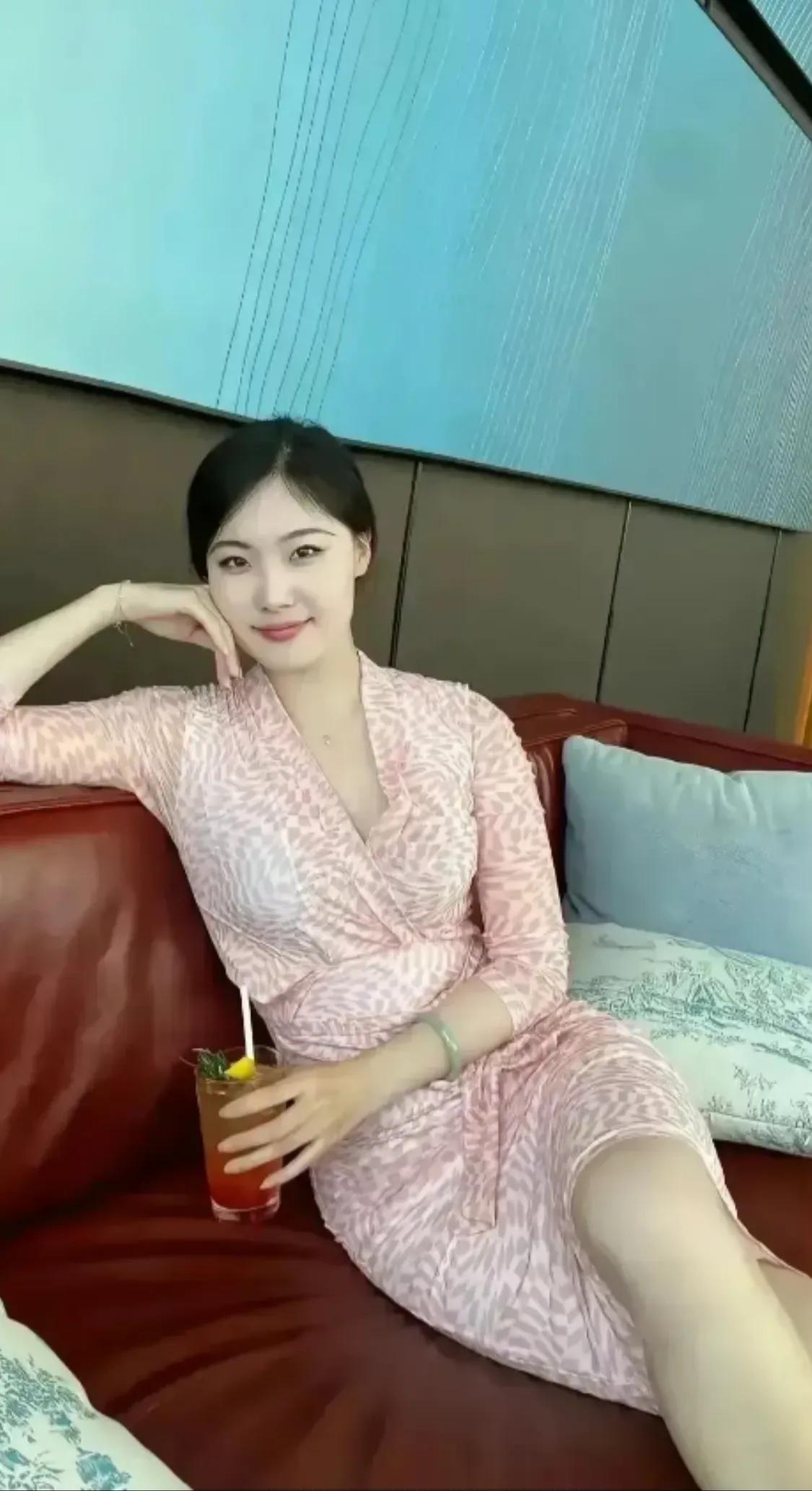成功男人交谈法则：
1.遇到女人：一律说对方瘦了。
2.遇到穷人：一律说钱不重要