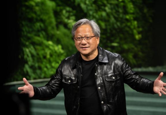 迟迟等不到中方审批，英伟达输大了！
在黄仁勋眼里，只要特朗普点头放行，H200芯