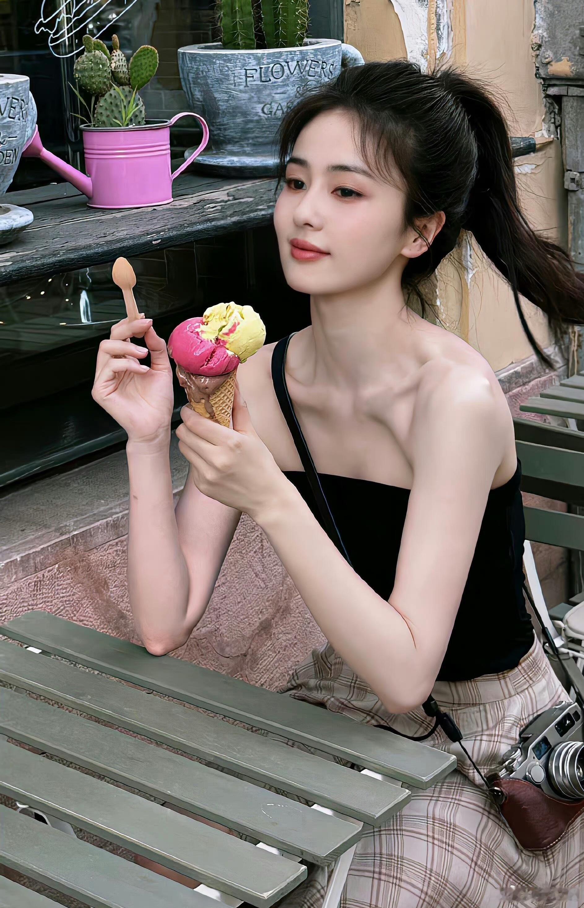 真的搞不懂，为什么总有人揪着学历反复说事，她本就是淘宝模特入行，也一直大大方方承