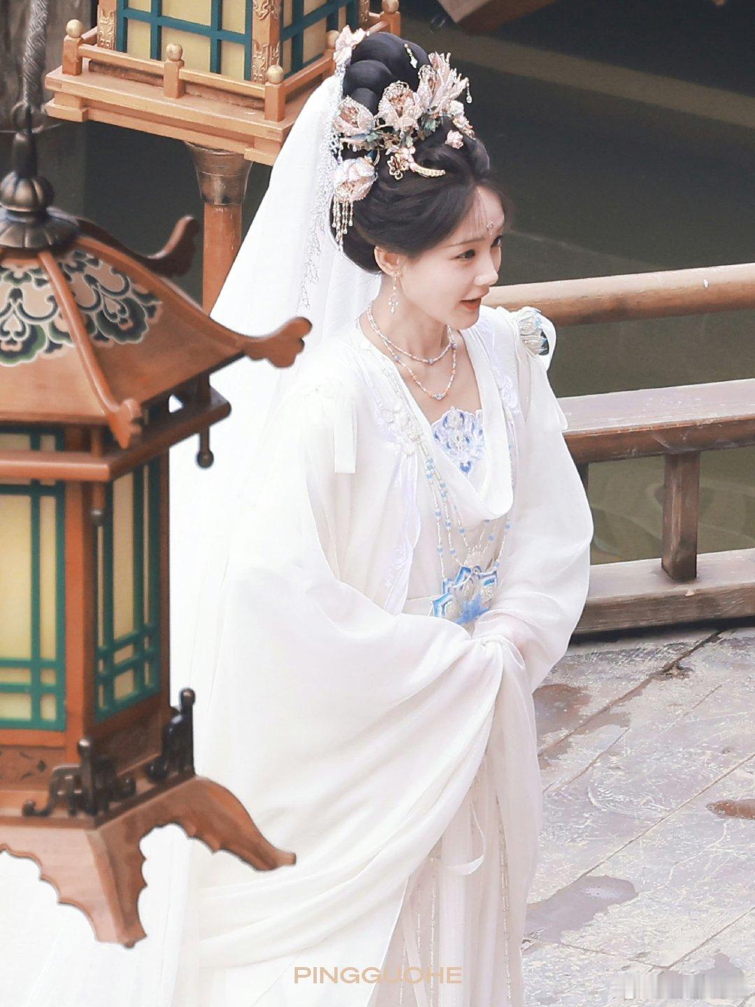 哈哈哈，我已经被 李一桐神女  的美貌深深吸引了！这颜值，这气质，简直就是为古装