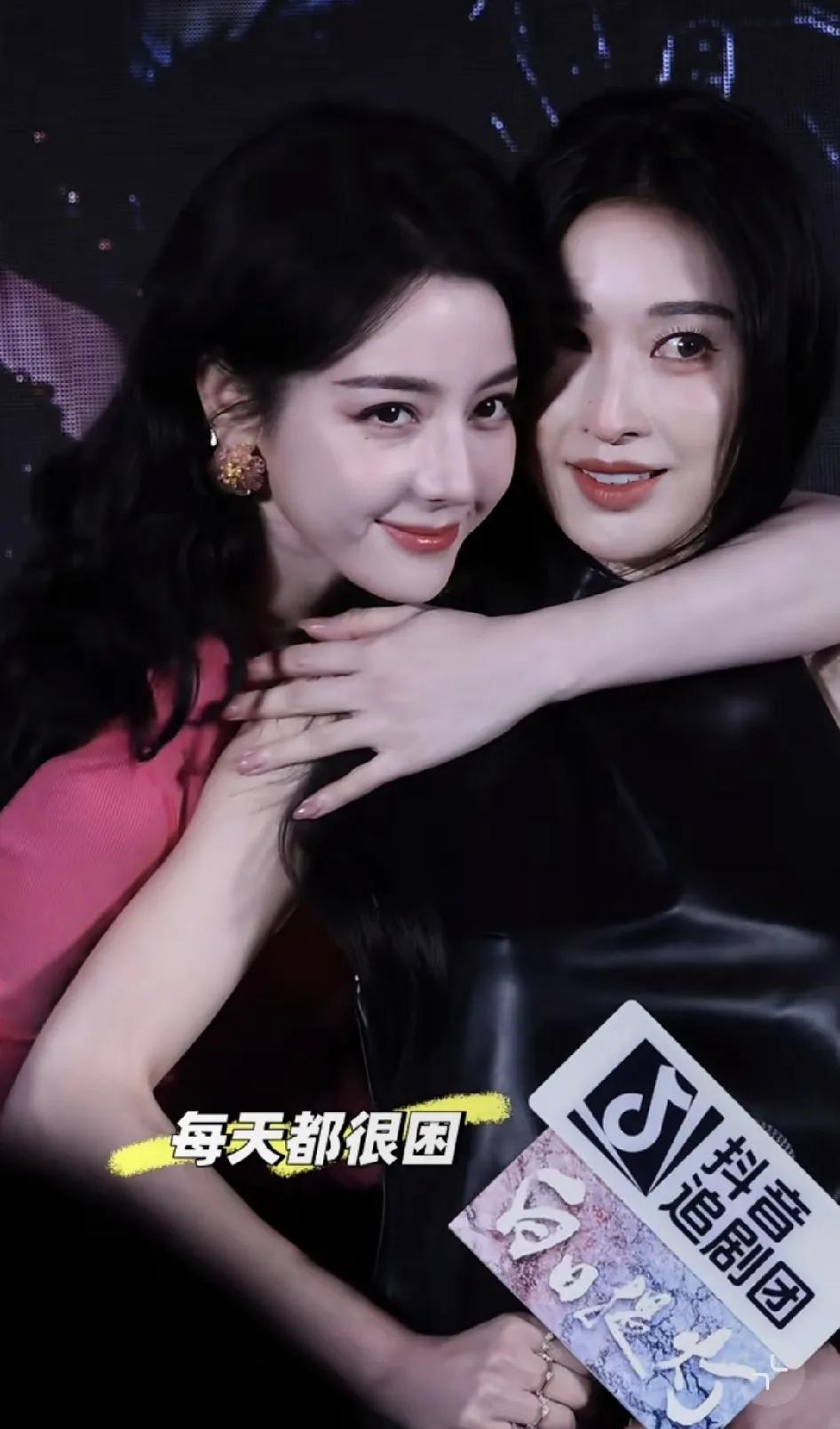 《白日提灯》要火了。
冲着热巴看的剧，才发现张俪的颜值，以前被低估了。
两人在模