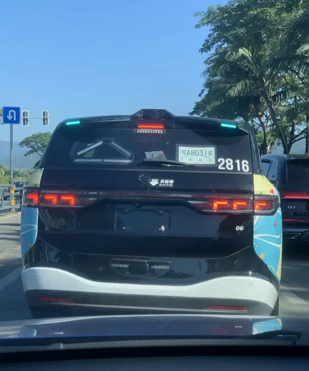 萝卜快跑在三亚育秀路直接把我超了，驾驶位空得能放行李箱。
我踩着油门跟了三百米，