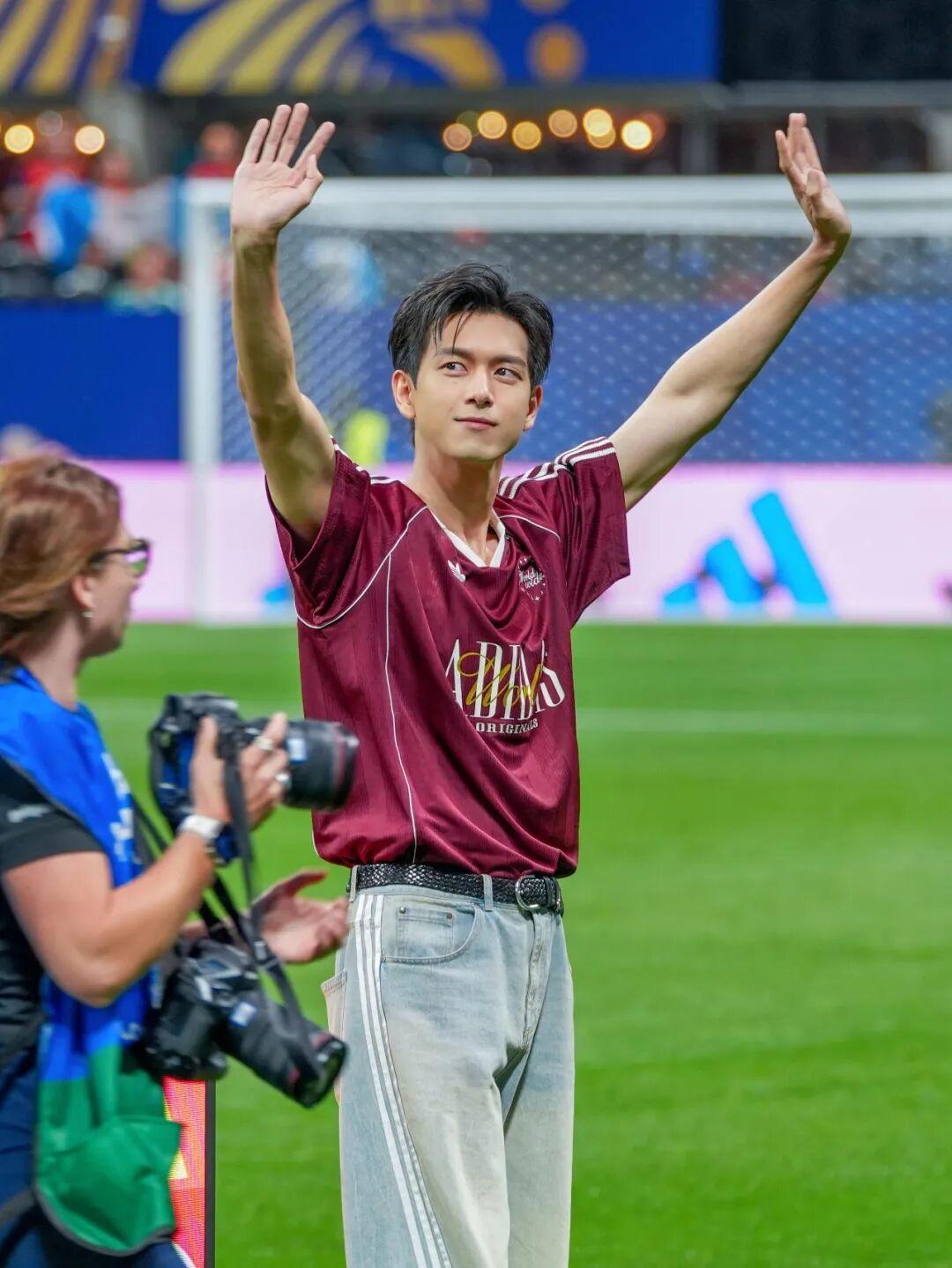 凭借《亲爱的，热爱的》《去有风的地方》广为人知的中国男演员李现，最近代表中国演员