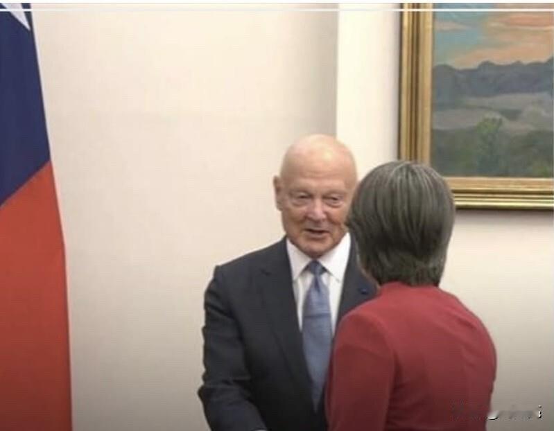 正率团窜台的前美国战略司令部司令埃利斯9月8日在台北妄称，中国大陆在台湾海峡、台