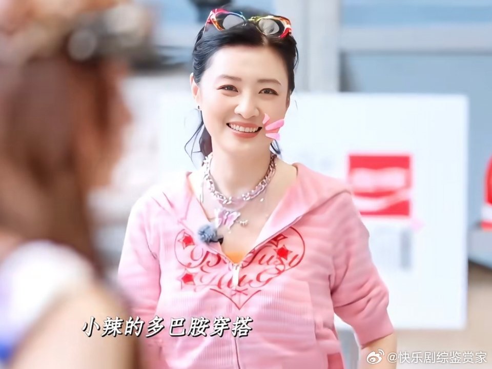 周涛挑战李嘉琦多巴胺穿搭周涛说一辈子都没穿过李嘉琦风格的衣服五十公里桃花坞周涛说