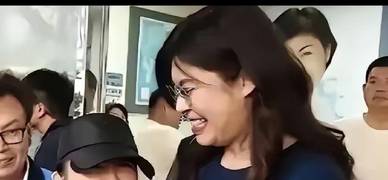 高雄那位扬言“手撕解放军”的台独少女，来大陆一趟后，居然把绿营的底裤都扒光了？！