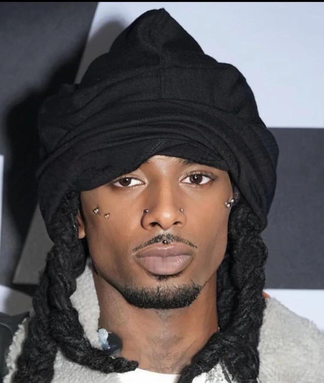 据透露，嘻哈男歌手 Playboi Carti 做了美容，把胎记去掉了！
他的颜