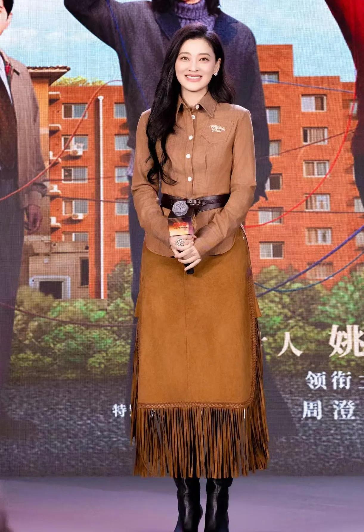 50岁梅婷，把美拉德风穿成了减龄教科书！
 
一件美拉德衬衫，搭配一条流苏半裙和