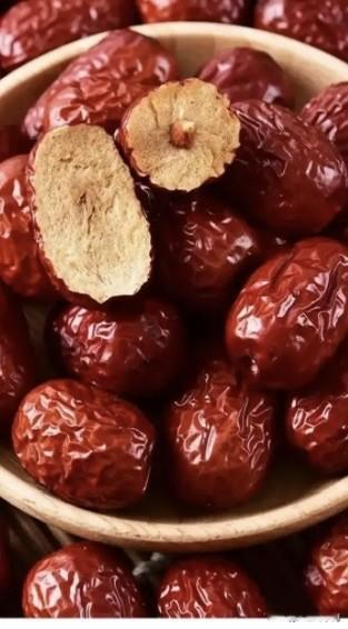 有不能吃红枣的吗？估计不能吃红枣的人不多。
我现在就不能吃红枣，只要吃三个、五个