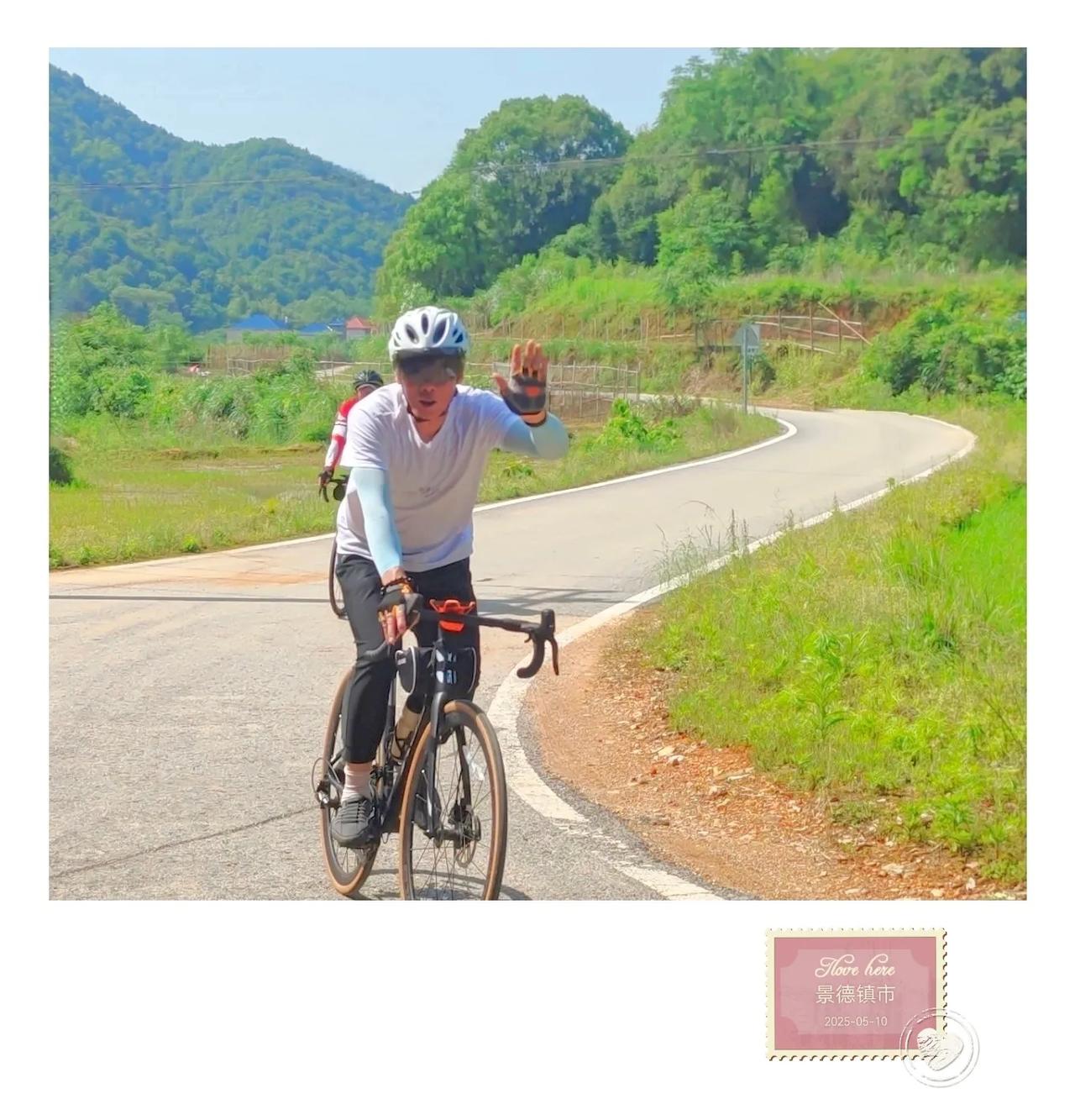 绿野驰骋处
骑车逐风尘
骑行中的队友🚴🚴🚴🚴🚴🚴🚴🚴🚴