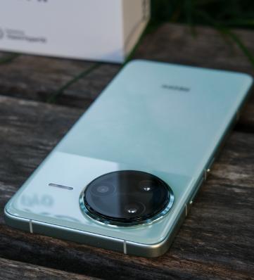 在核心性能上，红米K80 Pro搭载了高通骁龙8 Gen 4处理器，采用台积电第