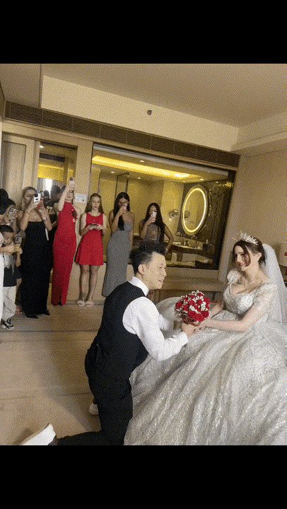 中国小伙迎娶了外国新娘，两个人看起来非常郎才女貌，新娘脸上看起来满满的都是幸福[