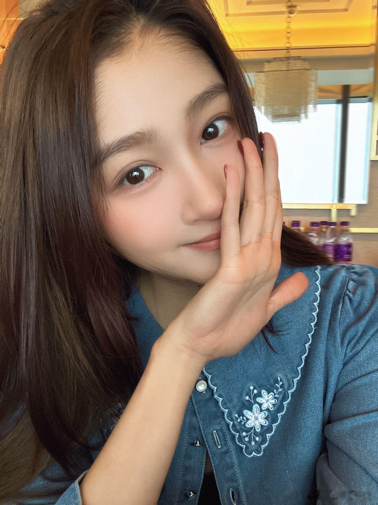 关晓彤替庄筱婷发个自拍  关晓彤有效播剧，看过《小巷人家》的都说好！马上要收官了