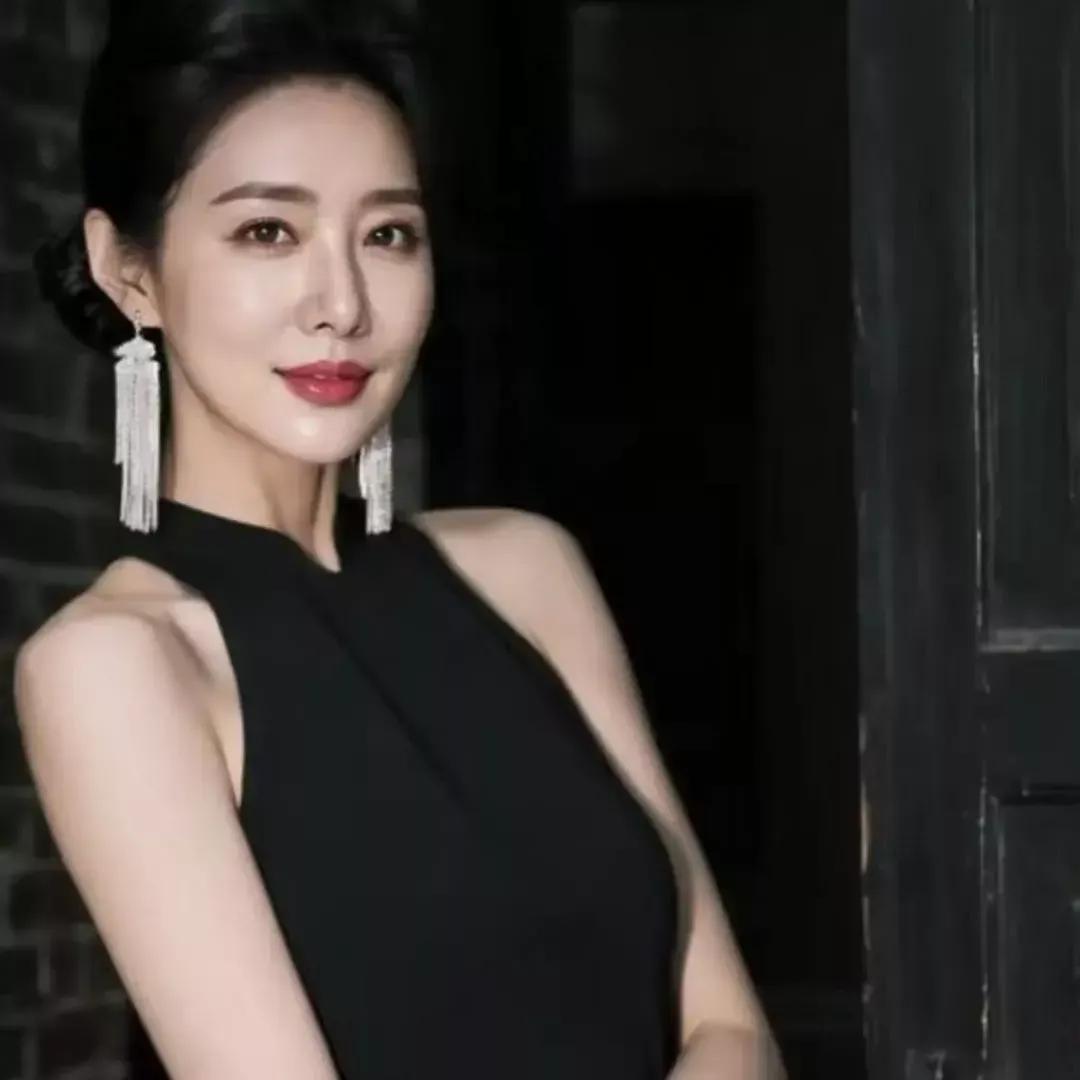 优雅黑裙，红唇倾国，惊艳之夜。气质黑裙 气质吊带黑裙 贵气黑裙女神 黑裙娇羞照 