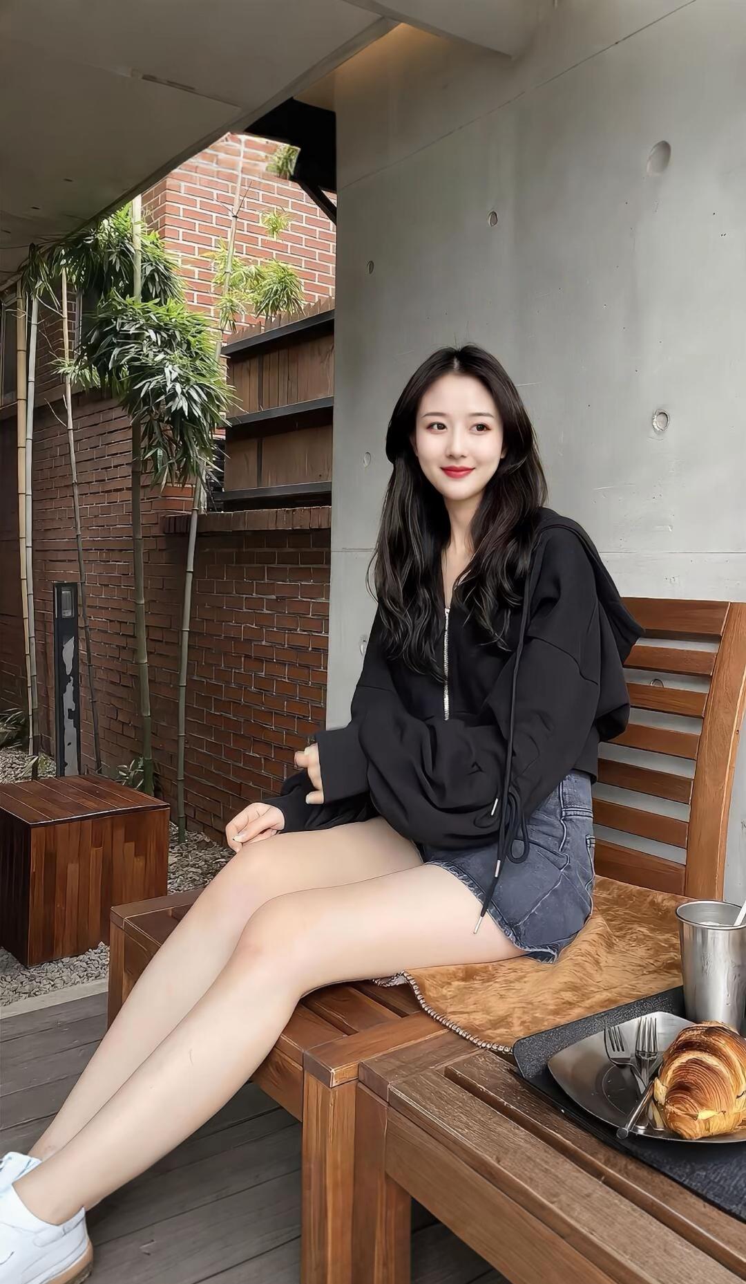 悠闲午后，咖啡与面包的完美搭配，享受生活的每一刻。