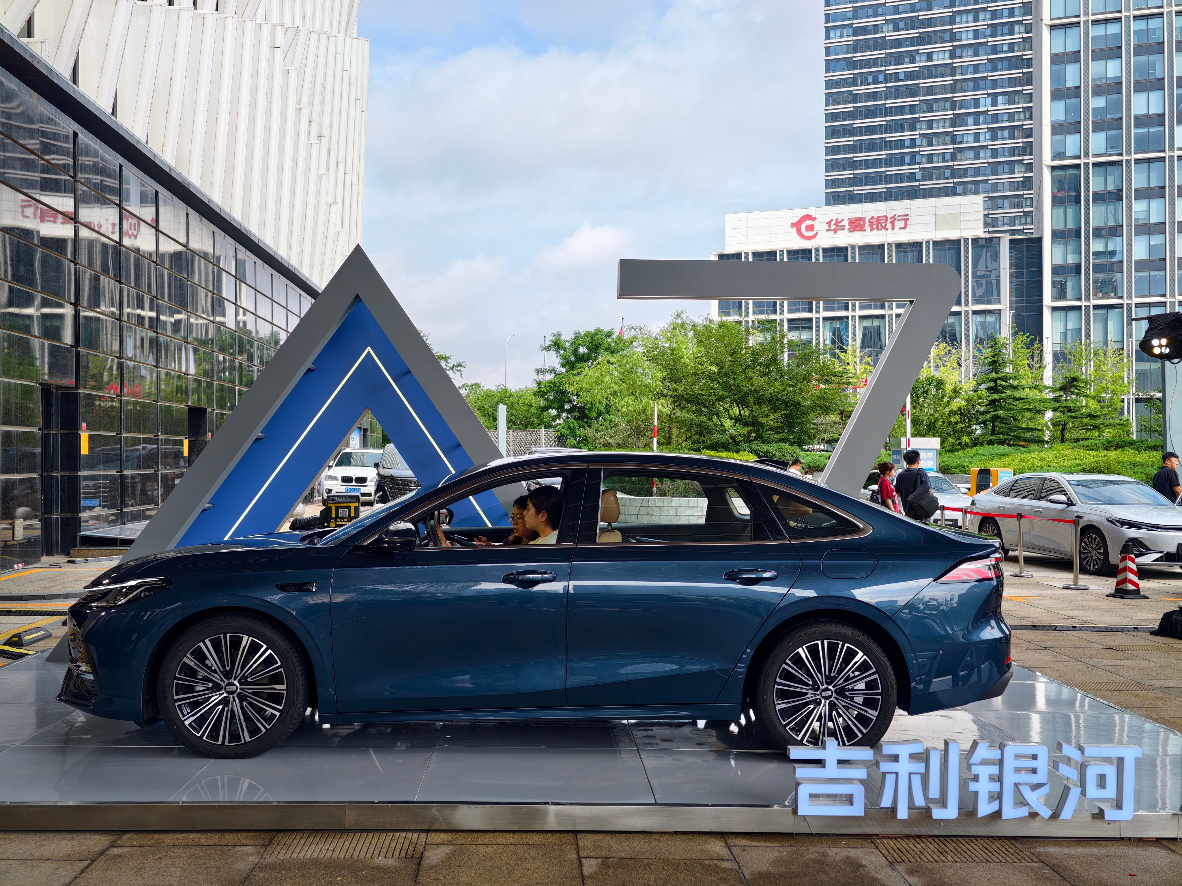 定档8月8日上市，关于吉利银河A7上市后的目标，吉利汽车销售公司总经理范俊毅虽然